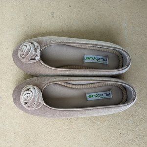 Size 6.5/7- NEVER WORN Purple Flexus Flats/Slippers with Flower Detail  🌈